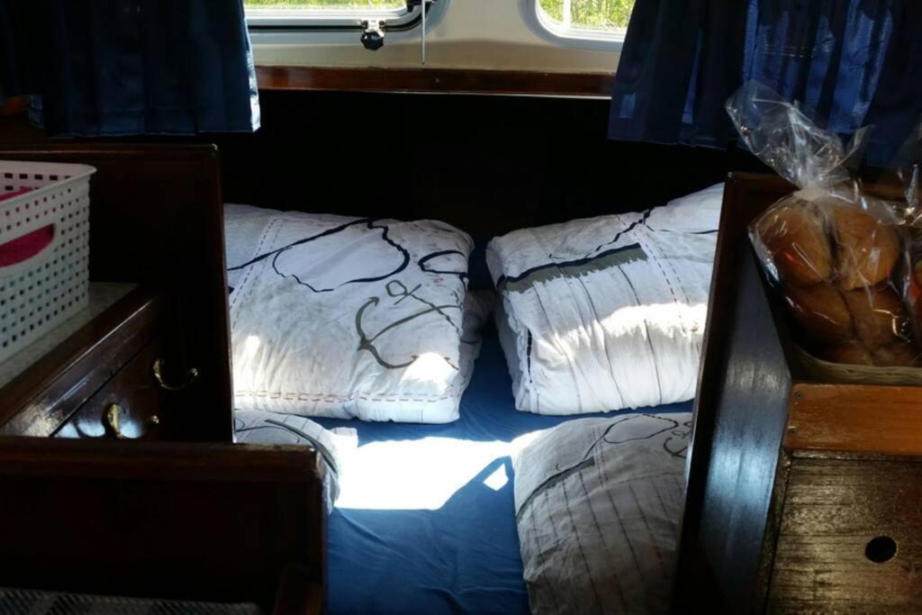 Boat Allemansfreon - Kamperen Op Het Water - Niet Om Mee Te Varen - Read Host Profile-Lees Hostprofiel Jutrijp Extérieur photo