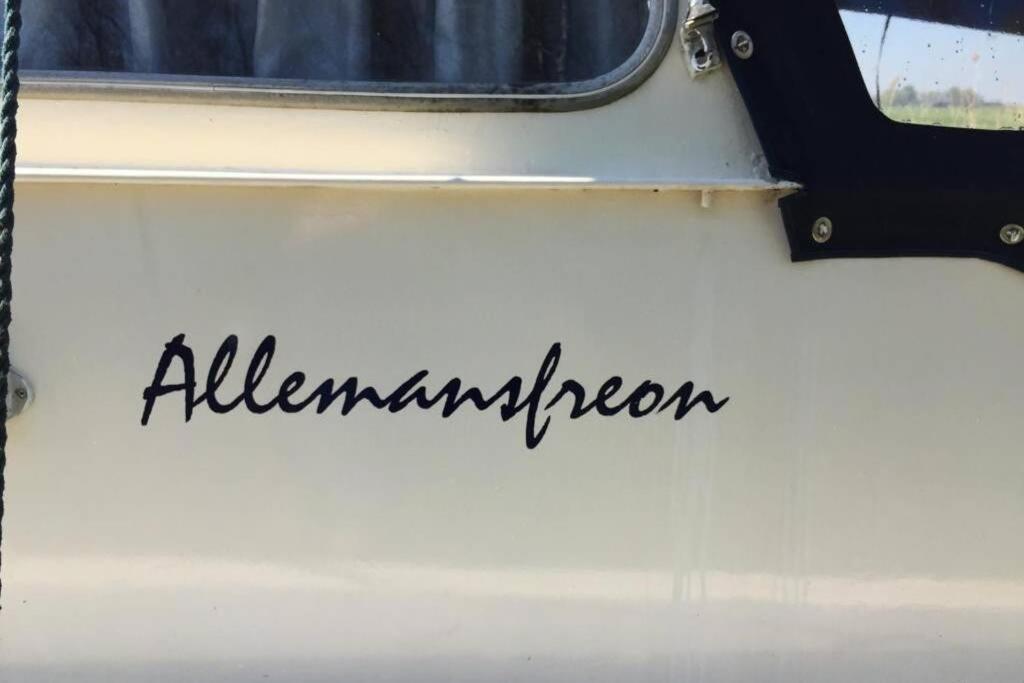 Boat Allemansfreon - Kamperen Op Het Water - Niet Om Mee Te Varen - Read Host Profile-Lees Hostprofiel Jutrijp Extérieur photo
