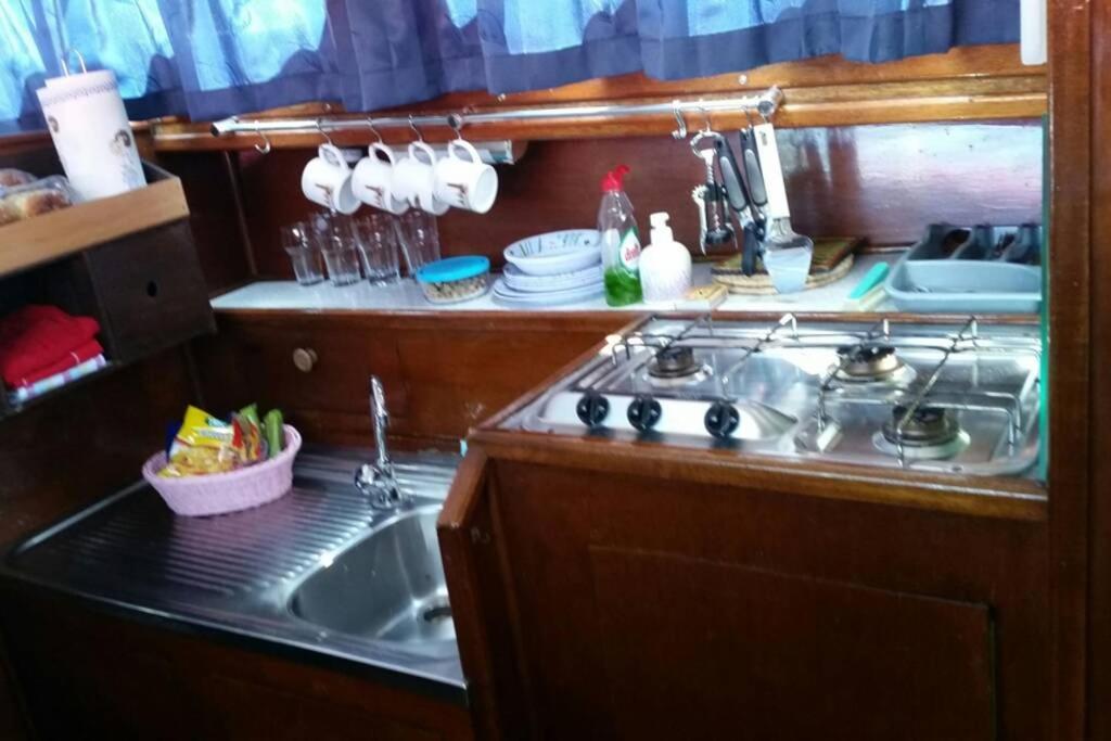 Boat Allemansfreon - Kamperen Op Het Water - Niet Om Mee Te Varen - Read Host Profile-Lees Hostprofiel Jutrijp Extérieur photo