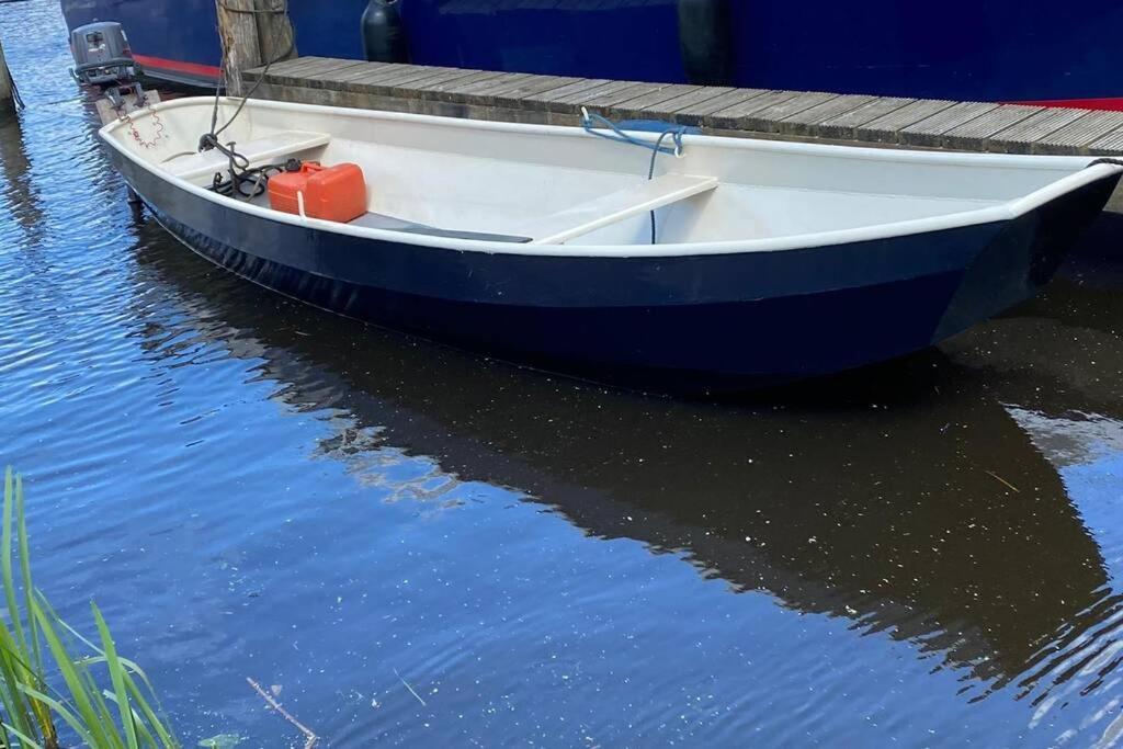 Boat Allemansfreon - Kamperen Op Het Water - Niet Om Mee Te Varen - Read Host Profile-Lees Hostprofiel Jutrijp Extérieur photo