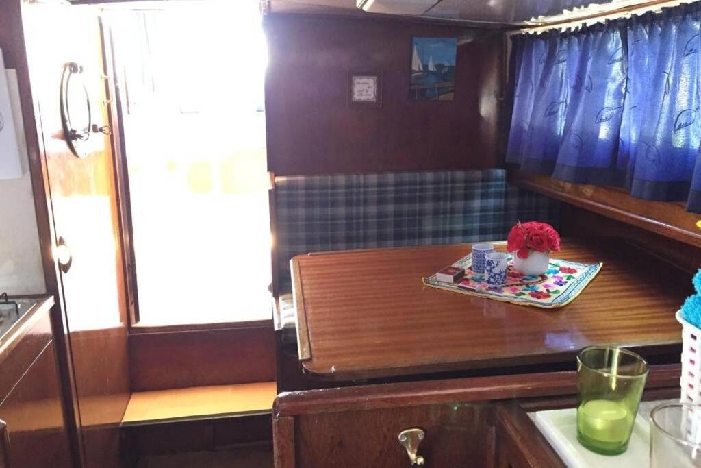 Boat Allemansfreon - Kamperen Op Het Water - Niet Om Mee Te Varen - Read Host Profile-Lees Hostprofiel Jutrijp Extérieur photo