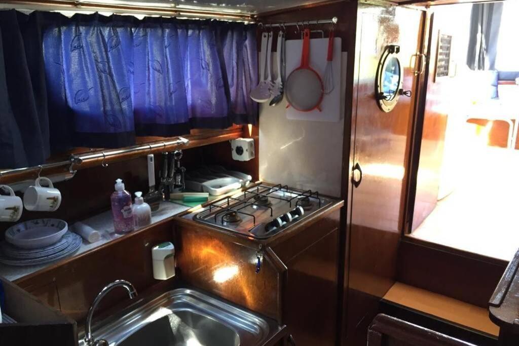 Boat Allemansfreon - Kamperen Op Het Water - Niet Om Mee Te Varen - Read Host Profile-Lees Hostprofiel Jutrijp Extérieur photo