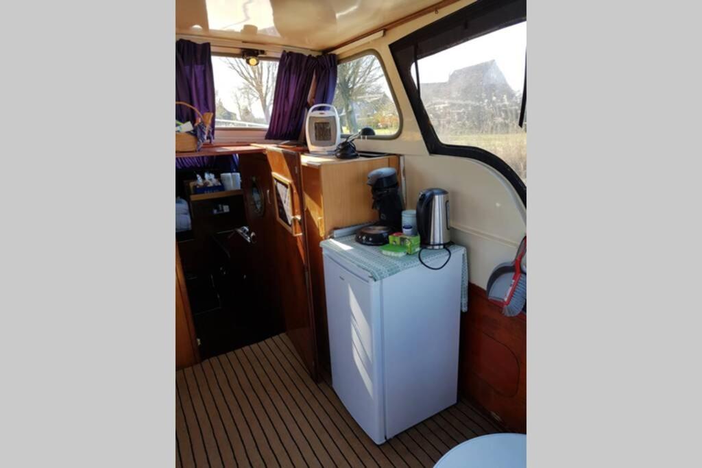 Boat Allemansfreon - Kamperen Op Het Water - Niet Om Mee Te Varen - Read Host Profile-Lees Hostprofiel Jutrijp Extérieur photo
