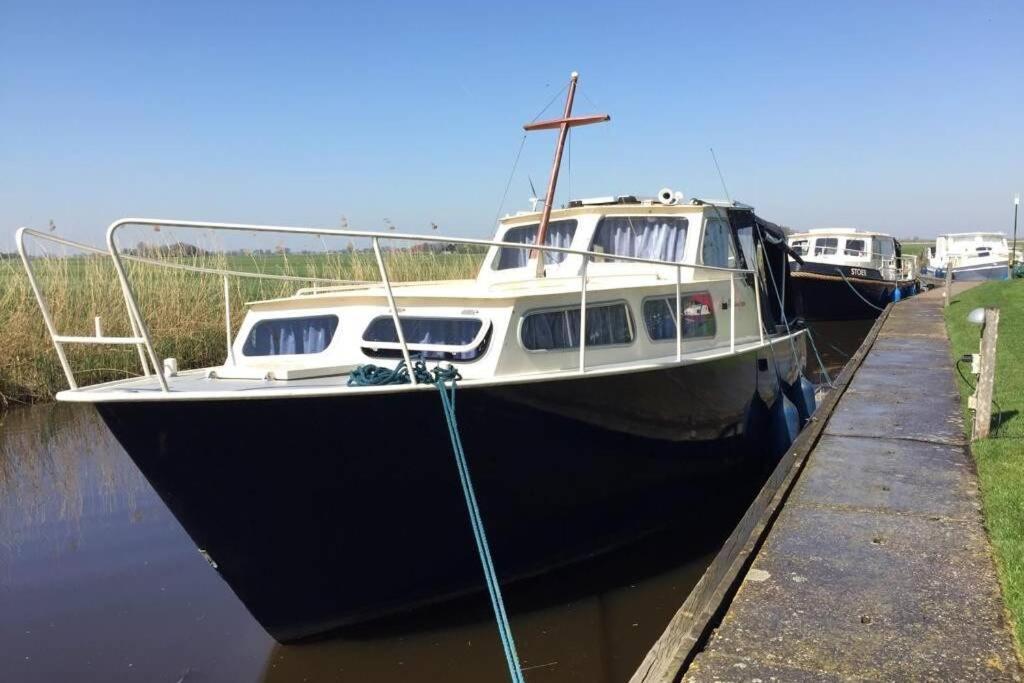 Boat Allemansfreon - Kamperen Op Het Water - Niet Om Mee Te Varen - Read Host Profile-Lees Hostprofiel Jutrijp Extérieur photo