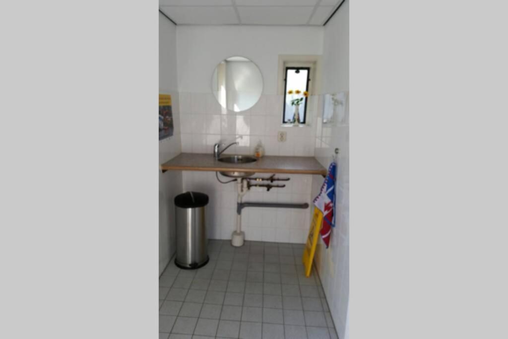 Boat Allemansfreon - Kamperen Op Het Water - Niet Om Mee Te Varen - Read Host Profile-Lees Hostprofiel Jutrijp Extérieur photo