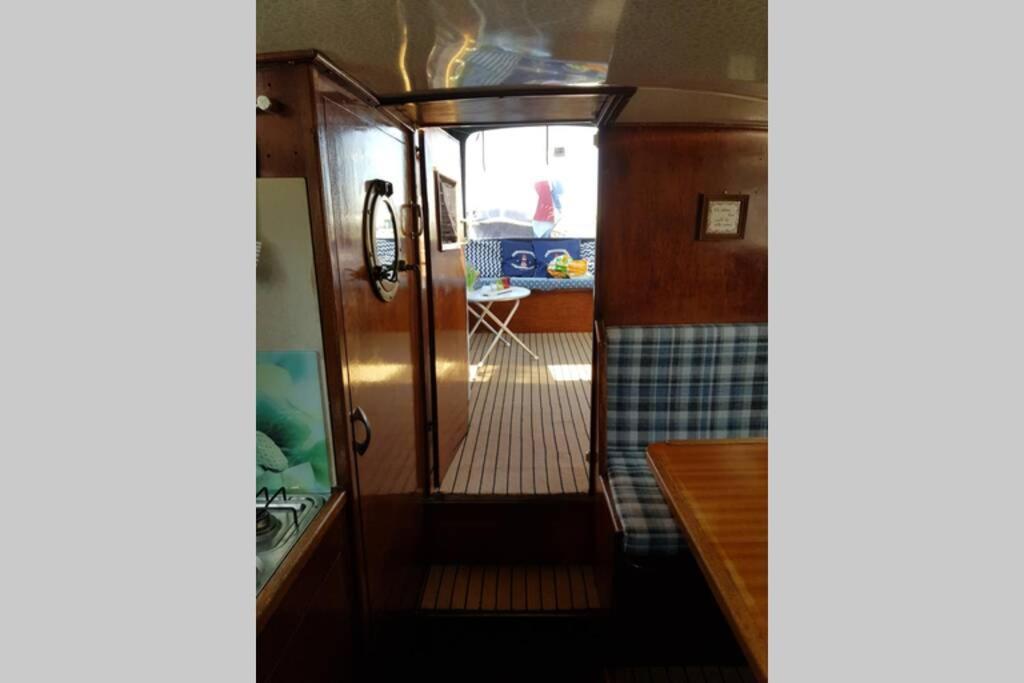 Boat Allemansfreon - Kamperen Op Het Water - Niet Om Mee Te Varen - Read Host Profile-Lees Hostprofiel Jutrijp Extérieur photo