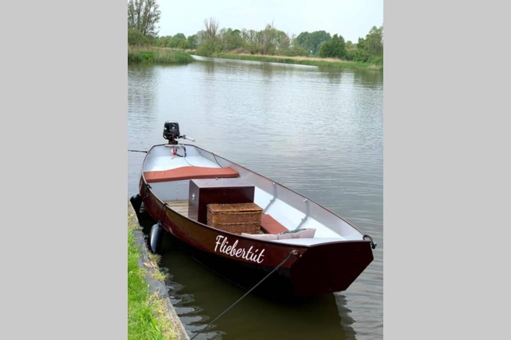 Boat Allemansfreon - Kamperen Op Het Water - Niet Om Mee Te Varen - Read Host Profile-Lees Hostprofiel Jutrijp Extérieur photo