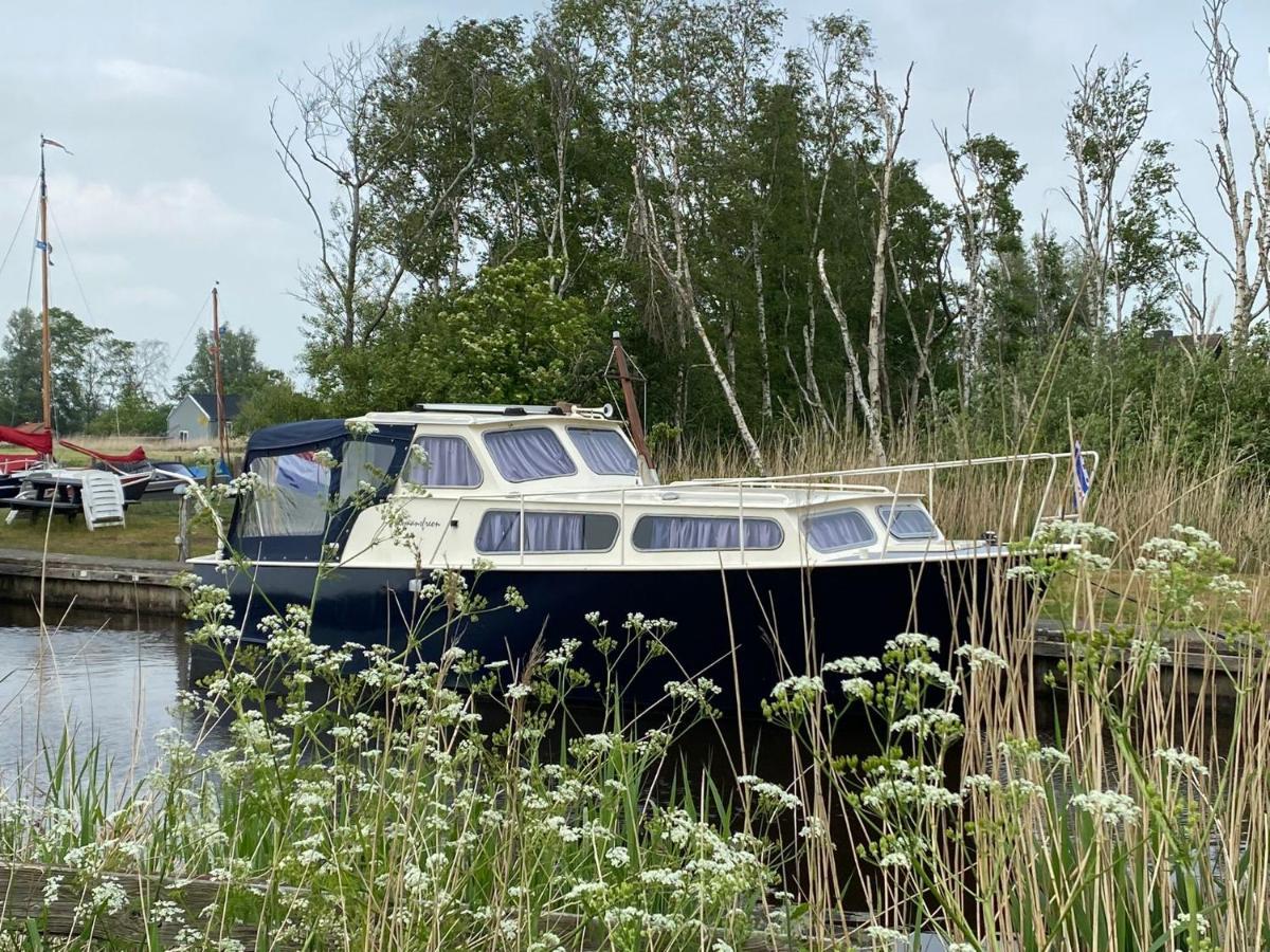 Boat Allemansfreon - Kamperen Op Het Water - Niet Om Mee Te Varen - Read Host Profile-Lees Hostprofiel Jutrijp Extérieur photo