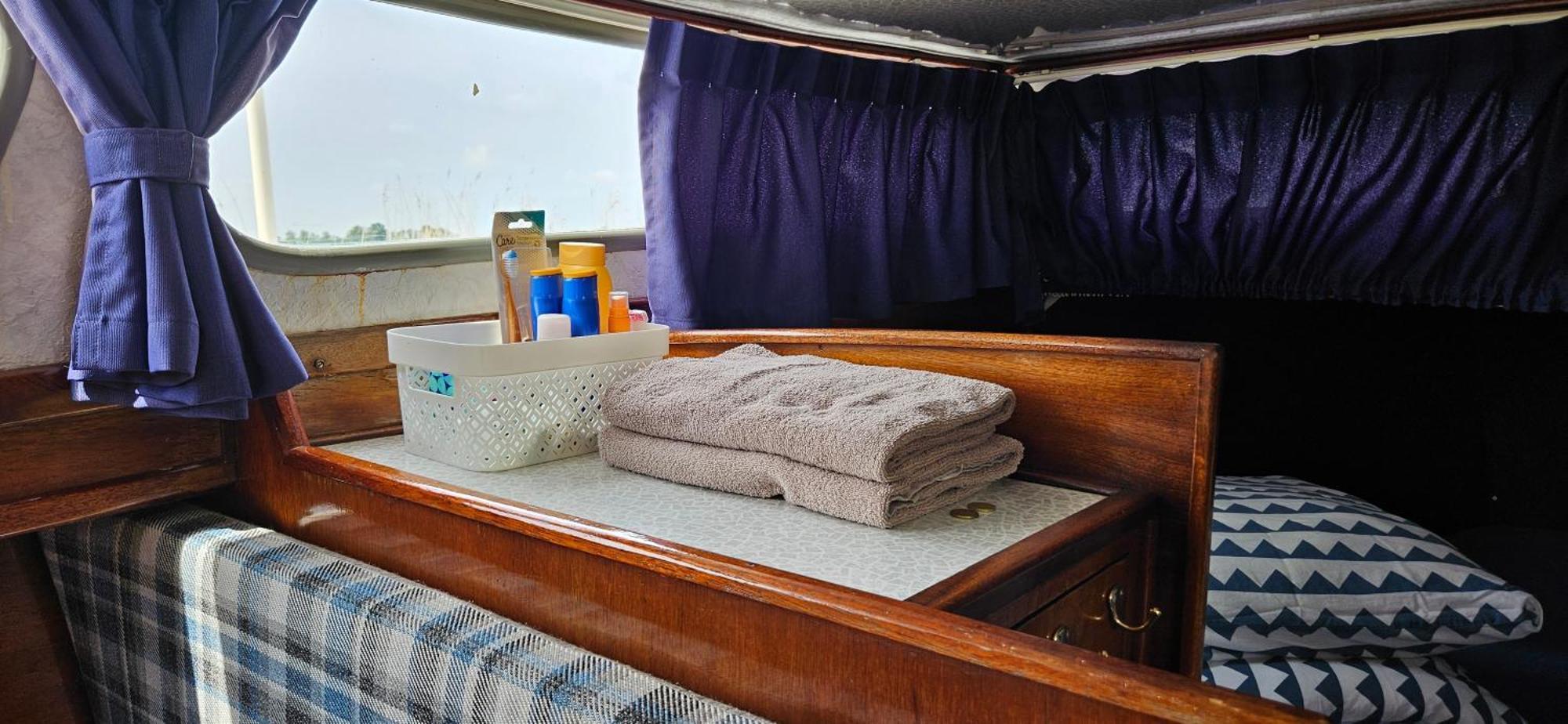 Boat Allemansfreon - Kamperen Op Het Water - Niet Om Mee Te Varen - Read Host Profile-Lees Hostprofiel Jutrijp Extérieur photo